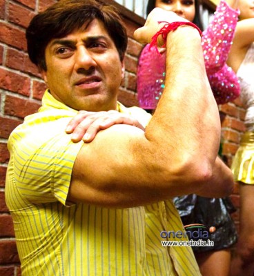 sunny-showing-his-biceps
