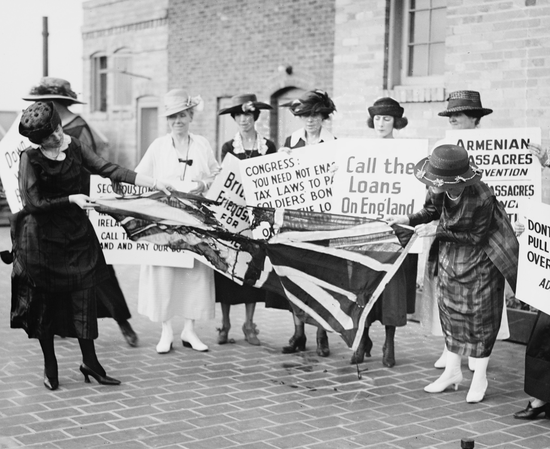 A_group_of_women_on_the_sidewalk,_June_3,_1920