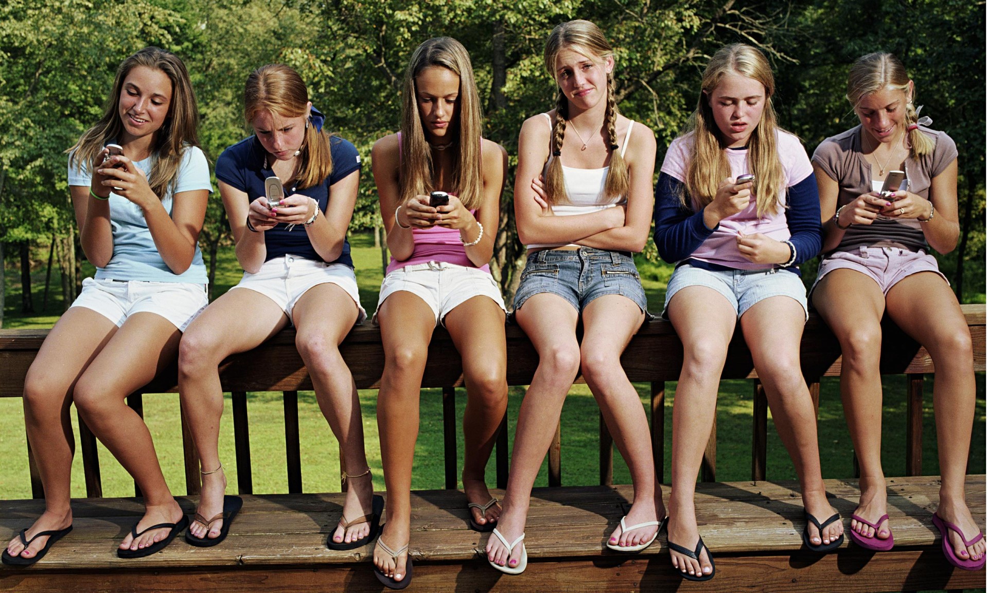 Girls-on-mobile-phones-014