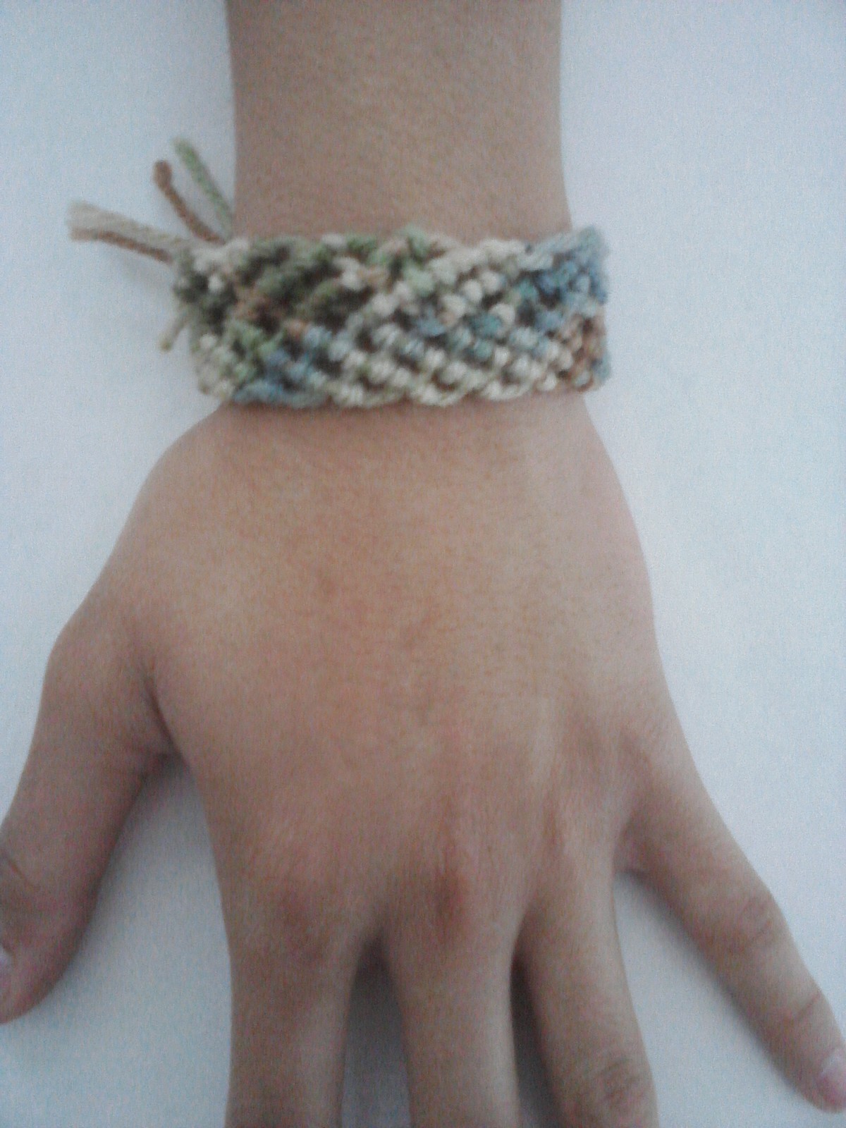 clean yarn bracelet picture for art class